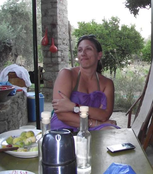 H Ζωή Κωνσταντοπούλου με μαγιό και μοβ παρεό απολαμβάνει τις διακοπές της - Φωτογραφία 2