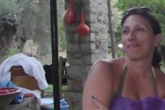 H Ζωή Κωνσταντοπούλου με μαγιό και μοβ παρεό απολαμβάνει τις διακοπές της