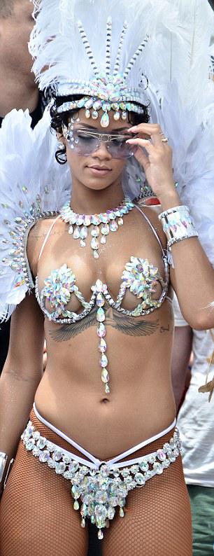 Σχεδόν γυμνή η Ριάνα στο καρναβάλι (pics) - Φωτογραφία 4