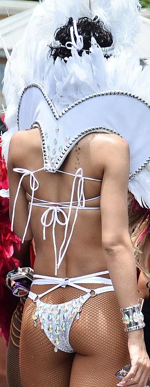 Σχεδόν γυμνή η Ριάνα στο καρναβάλι (pics) - Φωτογραφία 5