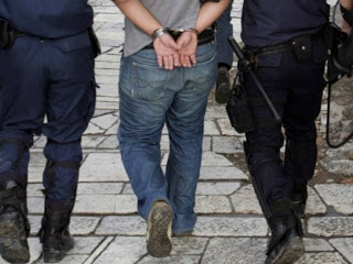Σύλληψη διακινητή που μετέφερε 19 μη νόμιμους μετανάστες - Φωτογραφία 1