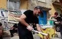 Guardian: «Στερεύουν» τον Αύγουστο τα συσσίτια που συντηρούν τους πεινασμένους Έλληνες