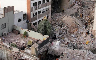 Τραγωδία στην Αργεντινή - Εκρηξη ισοπέδωσε πολυκατοικία - Φωτογραφία 1