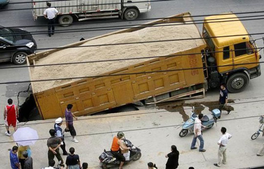 Όταν χάνεται η γη κάτω απ’ τα πόδια σου… - Φωτογραφία 21