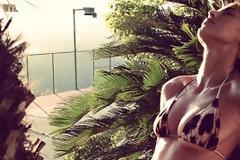 Η Elisabetta Canalis διαφημίζει τo σέξι κορμί της στο Instagram