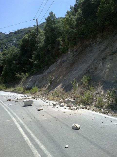 Φθορές σε περισσότερα από 300 σπίτια και κατολισθήσεις προκάλεσε ο σεισμός στην περιοχή της Αμφίκλειας - Δείτε φωτο - Φωτογραφία 2