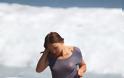 Η Natalia Proza με βρεγμένο μπλουζάκι και μπικίνι στο Malibu - Φωτογραφία 4