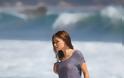 Η Natalia Proza με βρεγμένο μπλουζάκι και μπικίνι στο Malibu - Φωτογραφία 5