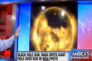 Εμφανίστηκε γιγαντιαία μαύρη τρύπα πάνω στον ήλιο! Aνησυχία για τη σύγκρουση Ήλιου - Γης [video] - Φωτογραφία 1