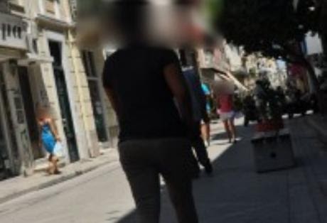 Πάτρα: Πορνεία μέρα μεσημέρι και ψάρεμα ηλικιωμένων, μόνο με 15 ευρώ στη Ρήγα Φεραίου - Φωτογραφία 2