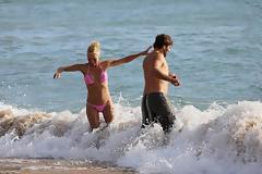 Η Pamela Anderson διατηρεί απίστευτη κορμάρα παρά τα... χρονάκια της