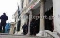 Λαμία: Προπηλάκισαν τον κλέφτη των φορτηγών στα δικαστήρια