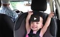 Μωρό 20 μηνών τραγουδάει Έλβις στο αυτοκίνητο [Video]