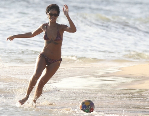 Rihanna: Μπύρα & beach soccer στα Barbados - Φωτογραφία 6