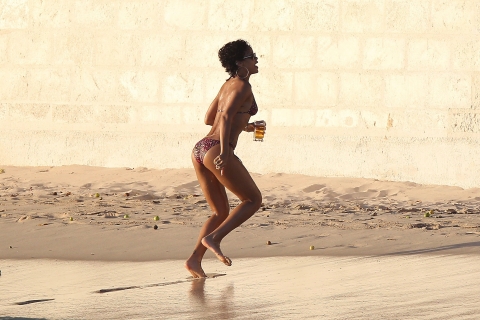 Rihanna: Μπύρα & beach soccer στα Barbados - Φωτογραφία 7