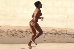 Rihanna: Μπύρα & beach soccer στα Barbados