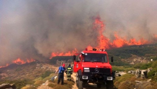 Μέσα στον οικισμό του Άνω Πιτροφού η μεγάλη φωτιά της Άνδρου! - Φωτογραφία 2