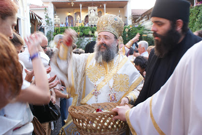 Λαοθάλασσα στα εγκώμια της Παναγίας της Γηροκομιτίσσης, στο Μοναστήρι της στην Πάτρα - Φωτογραφία 2