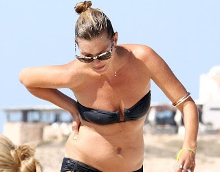 Aγνώριστη η Κέιτ Μος - Γερασμένη και με κοιλιά σε ισπανική παραλία - Φωτογραφία 1