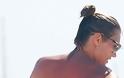 Aγνώριστη η Κέιτ Μος - Γερασμένη και με κοιλιά σε ισπανική παραλία - Φωτογραφία 4