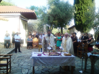 Αμφίκλεια: Κυριακάτικη Λειτουργία έξω λόγω...μετασεισμών! - Φωτογραφία 3