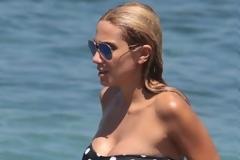 Δείτε την Έλενα Παπαβασιλείου με μαγιό χωρίς ρετoύς!