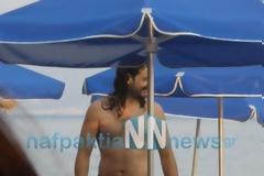 Για μπανάκι στο κρυνοέρι ο Κώστας Mπαρμπαρούσης