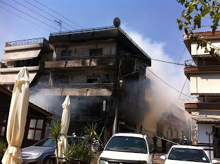 Εικόνες και βίντεο από την πυρκαγιά σε χρωματοπωλείο στο Περιστέρι - Από θαύμα σώθηκαν ιδιοκτήτης μαγαζιού και πελάτισσα - Φωτογραφία 1