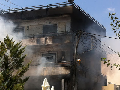 Εικόνες και βίντεο από την πυρκαγιά σε χρωματοπωλείο στο Περιστέρι - Από θαύμα σώθηκαν ιδιοκτήτης μαγαζιού και πελάτισσα - Φωτογραφία 2