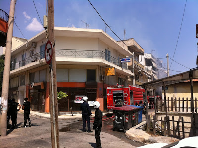 Εικόνες και βίντεο από την πυρκαγιά σε χρωματοπωλείο στο Περιστέρι - Από θαύμα σώθηκαν ιδιοκτήτης μαγαζιού και πελάτισσα - Φωτογραφία 3