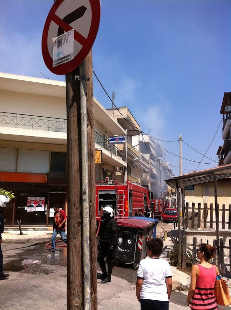 Εικόνες και βίντεο από την πυρκαγιά σε χρωματοπωλείο στο Περιστέρι - Από θαύμα σώθηκαν ιδιοκτήτης μαγαζιού και πελάτισσα - Φωτογραφία 4