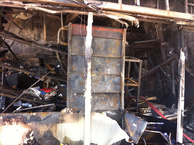 Εικόνες και βίντεο από την πυρκαγιά σε χρωματοπωλείο στο Περιστέρι - Από θαύμα σώθηκαν ιδιοκτήτης μαγαζιού και πελάτισσα - Φωτογραφία 5