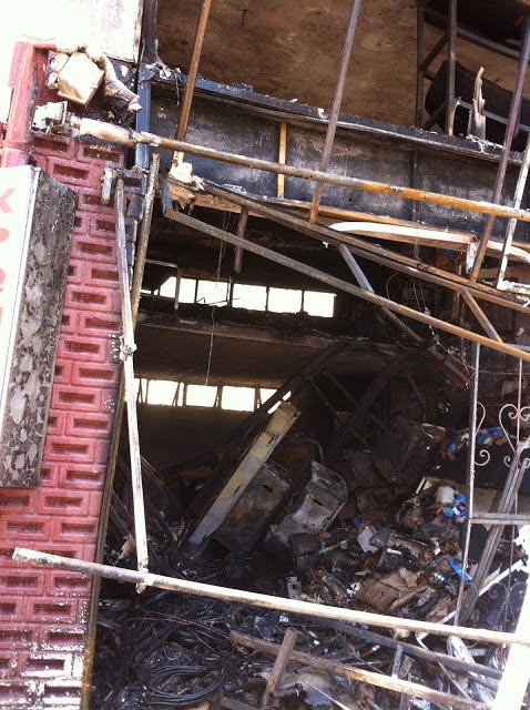 Εικόνες και βίντεο από την πυρκαγιά σε χρωματοπωλείο στο Περιστέρι - Από θαύμα σώθηκαν ιδιοκτήτης μαγαζιού και πελάτισσα - Φωτογραφία 6