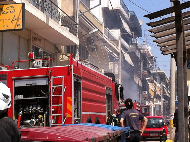 Φωτιά στο Περιστέρι - Από θαύμα σώθηκαν ιδιοκτήτης μαγαζιού και πελάτισσα - Φωτογραφία 6