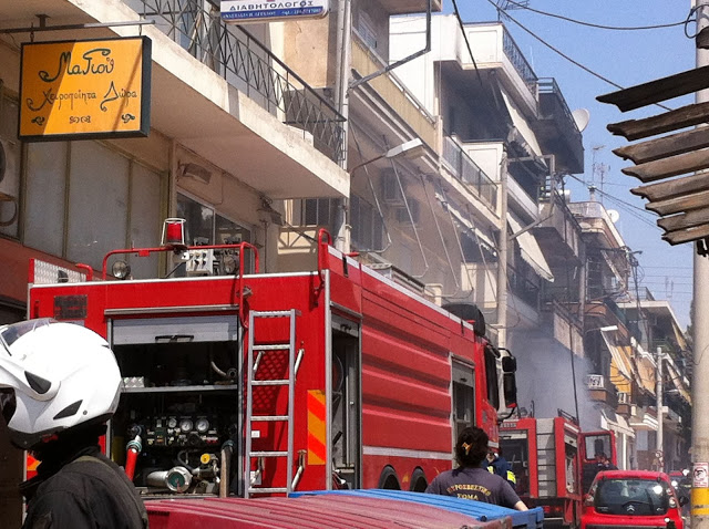 Φωτιά στο Περιστέρι - Από θαύμα σώθηκαν ιδιοκτήτης μαγαζιού και πελάτισσα - Φωτογραφία 7