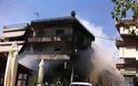 Φωτιά στο Περιστέρι - Από θαύμα σώθηκαν ιδιοκτήτης μαγαζιού και πελάτισσα