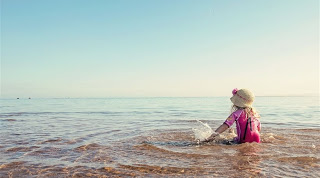Τρίχρονο κοριτσάκι παρασύρθηκε με στρώμα θαλάσσης στην Tήνο - Φωτογραφία 1