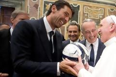 Με τις ευλογίες του Πάπα ο Μπουφόν και ο Μέσι