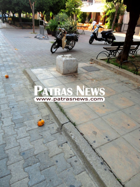 Πάτρα: Μόνο από τον Δήμο μένουν απαρατήρητες οι φθορές στον πεζόδρομο Τριών Ναυάρχων - Φωτογραφία 2