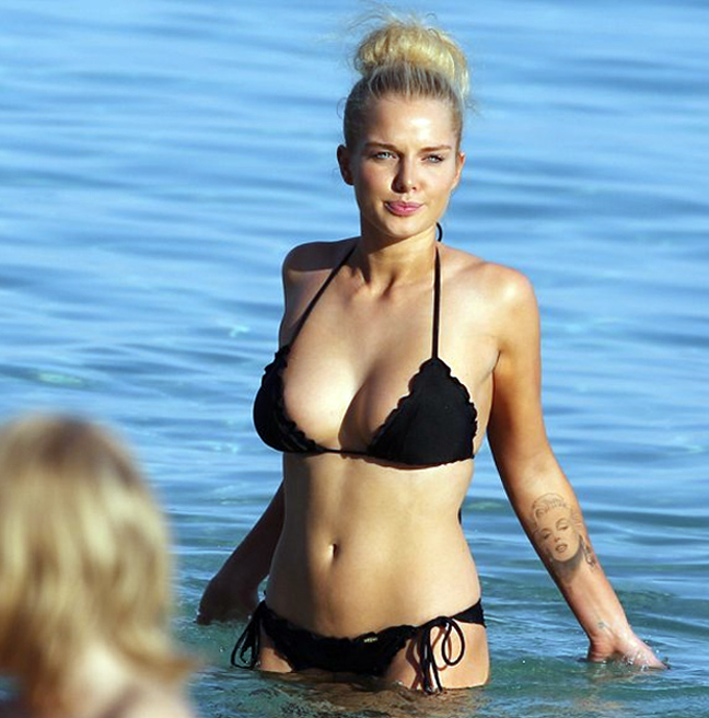 Η Helen Flanagan τραβάει τα φλας των φωτογράφων με το κορμί της - Φωτογραφία 13