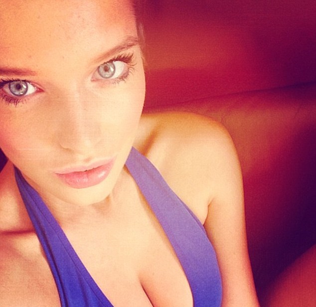 Η Helen Flanagan τραβάει τα φλας των φωτογράφων με το κορμί της - Φωτογραφία 3