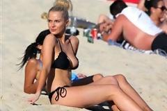 Η Helen Flanagan τραβάει τα φλας των φωτογράφων με το κορμί της