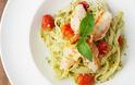 H συνταγή της ημέρας: Λιγκουίνι με πέστο, γαρίδες και ντοματίνια