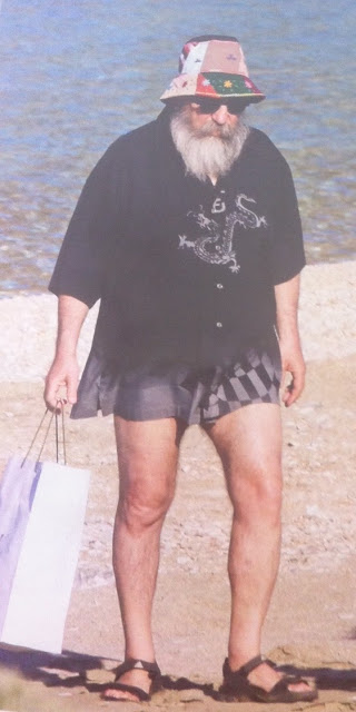 Ανατρεπτικός και στην παραλία ο Tζίμης Πανούσης - Φωτογραφία 4