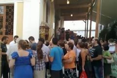 Πάτρα: Aνεβαίνουν ξυπόλητοι για να προσκυνήσουν την θαυματουργή εικόνα της Παναγίας της Γηροκομίτισσας - Δείτε φωτο
