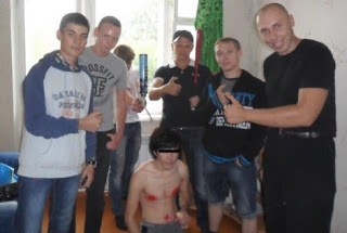 Ρώσοι νεοναζιστές βίασαν μέχρι θανάτου ομοφυλόφιλο έφηβο. Προσοχή σκληρές εικόνες - Φωτογραφία 1