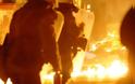Οδομαχίες και φωτιές σε κάδους στο Περιστέρι, μετά την κηδεία του 19χρονου