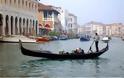 Γόνδολα συγκρούστηκε με πλωτό λεωφορείο στη Βενετία