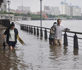 Δεκάδες νεκροί από πλημμύρες στην Κίνα - Φωτογραφία 1