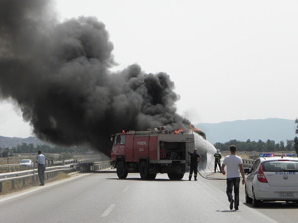 ΣΥΜΒΑΙΝΕΙ ΤΩΡΑ: Φωτιά στην Εγνατία σε λεωφορείο του ΚΤΕΛ - Φωτογραφία 2